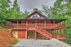 Holiday Home room in Grand Smoky Mtn Cabin with Hot Tub and Outdoor Kitchen