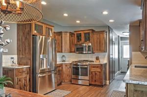 Rustic Chic Home 10 Mi to Otter Creek State Park!