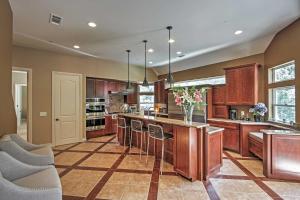Roomy Home w Deck, 5 Mi to Lake Arrowhead Village