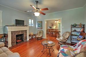 Quaint Houston Hideaway with Yard Less Than 3 Mi to Downtown - image 1