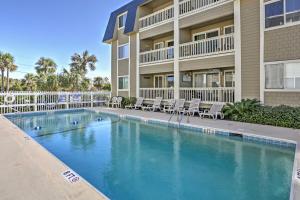 Apartment room in Isle of Palms Condo with Pool Access Walk to Beach!