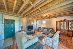 Updated Berger Cottage w Pool, on a Private Farm!