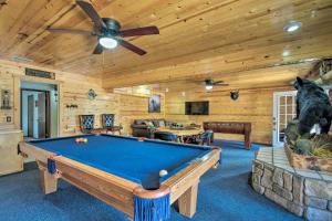 Cozy Ruidoso Cabin with Hot Tub and Game Room!