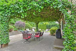 Kirkland Home with Backyard 2 Mi to Lake Washington