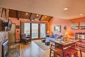 Pet-Friendly Beech Mountain Condo Walk to Slopes
