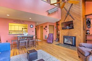 Pet-Friendly Beech Mountain Condo Walk to Slopes