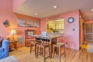 Pet-Friendly Beech Mountain Condo Walk to Slopes