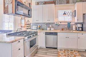 Bright Texas Retreat Near Pleasure Pier and Beach!