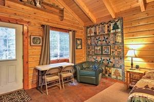 Quaint Seward Studio Cabin on Scenic Salmon Creek!