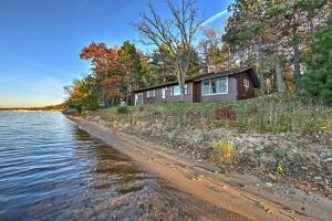 Pelican Lake Cabin Private Beach and Scenic Sunsets