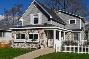 Elegant Stone Cottage Steps to Crystal Lake Beach - Beulah