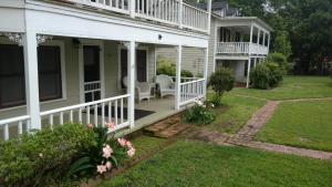 Holiday Home room in Historic 1920s Jefferson Cottage at Angell Manor!