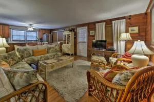 Seaside Park Apt Outdoor Shower, Walk to Beach! - Bayville