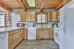 Spacious Hilltop Cabin with Deck and Scenic Views!