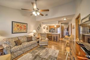 Apartment room in Condo with Community Pool 2Mi to Silver Dollar City!