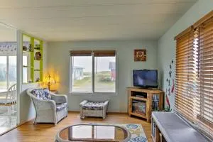 The Little Orcas- Short Walk to the Beach! - Моклипс