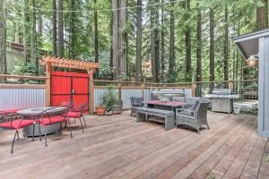 Redwoods Cabin with Hot Tub Walk to Russian River! - Monte Rio