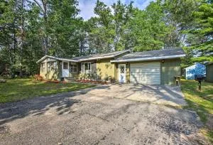 Higgins Lake Getaway with Fire Pit, Walk to Beach! - Roscommon