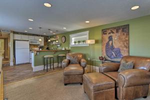 Walkable Downtown Logan Apartment with Rooftop Deck