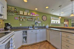 Walkable Downtown Logan Apartment with Rooftop Deck