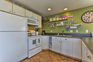 Walkable Downtown Logan Apartment with Rooftop Deck