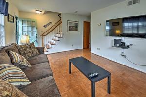 Holiday Home room in Chapel Hill Townhome with Pool - 5 Mins to UNC Campus