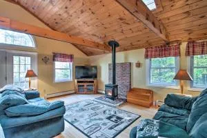 Bethel Chalet with Hot Tub 3 Miles to Sunday River! - Newry
