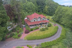 obrázek - Historic Auburn House on 37 Acres with Private Lake!