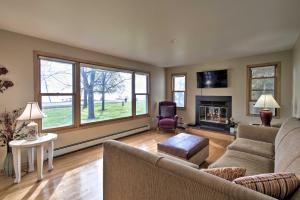 obrázek - Charming Neenah House with Porch on Lake Winnebago!