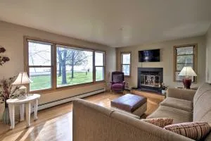 Charming Neenah House with Porch on Lake Winnebago! - Appleton