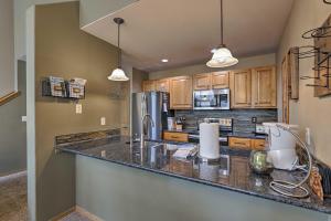 Frisco Condo with Balcony Less Than 1Mi to Main St and Marina!