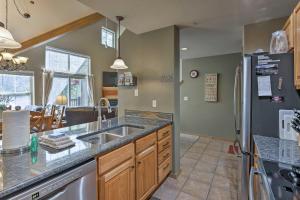 Frisco Condo with Balcony Less Than 1Mi to Main St and Marina!