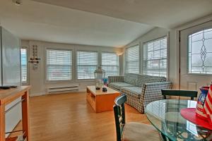 Coastal Connecticut Apt Walk to Sound View Beach!