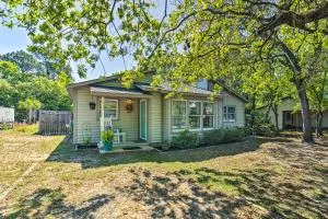 Oak Island Home with Fenced Yard, Walk to Long Beach - أوك آيلاند