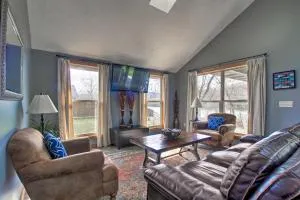 Mountain Home Cottage with Deck on White River! - Flippin