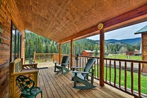 Holiday Home room in Cozy Cabin Escape with MTN Views Near the Red River!