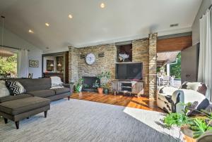 Luxury Lodge on 45 Acres Patio, Deck and Views!