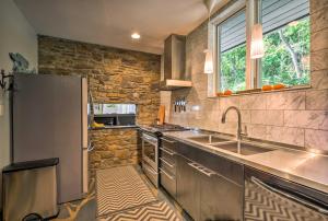 Luxury Lodge on 45 Acres Patio, Deck and Views!