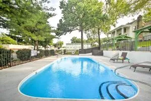 Branson Cottage with Pool Access about 2 Mi to the Strip - Hollister