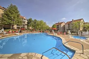 Screened Porch and Pool Access Condo in Branson - تابليه