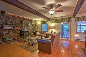 1 Mi to Lake Wallenpaupack Pocono Mountain Home!