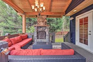 Holiday Home room in Beautiful Wine Country Home with Hot Tub and Lake View