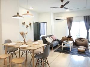 Subang City Residence, Spacious Home with Balcony, Walking Distance to Summit, 5min to Sunway