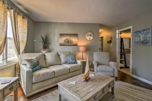 Modern Abode with Patio about 1 Mi to Stockton Lake! - Sheldon