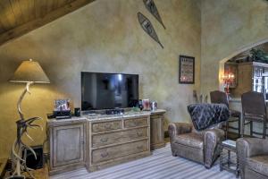 Luxe Greystone Escape with Hot Tub - Walk to Slopes!