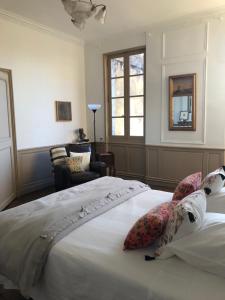 B&B / Chambres d'hotes Beautifully renovated rooms on Place New York : photos des chambres