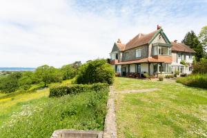 Vasaras māja Olveston Chateau Sleeps 18 WiFi Alveston Lielbritānija