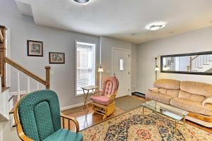 Charming Historic Condo - Walk to Downtown & UW