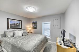 Charming Historic Condo - Walk to Downtown and UW