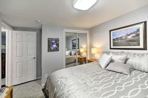 Charming Historic Condo - Walk to Downtown and UW